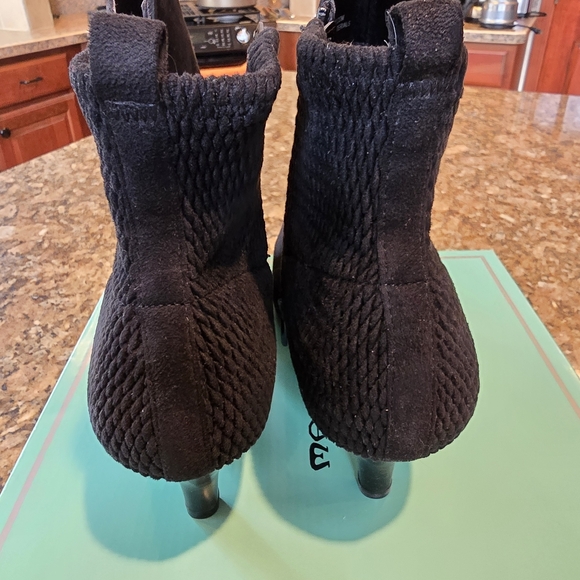 Marbella Black Suede Kitten Heel Ankle Booties 10M - Picture 6 of 6